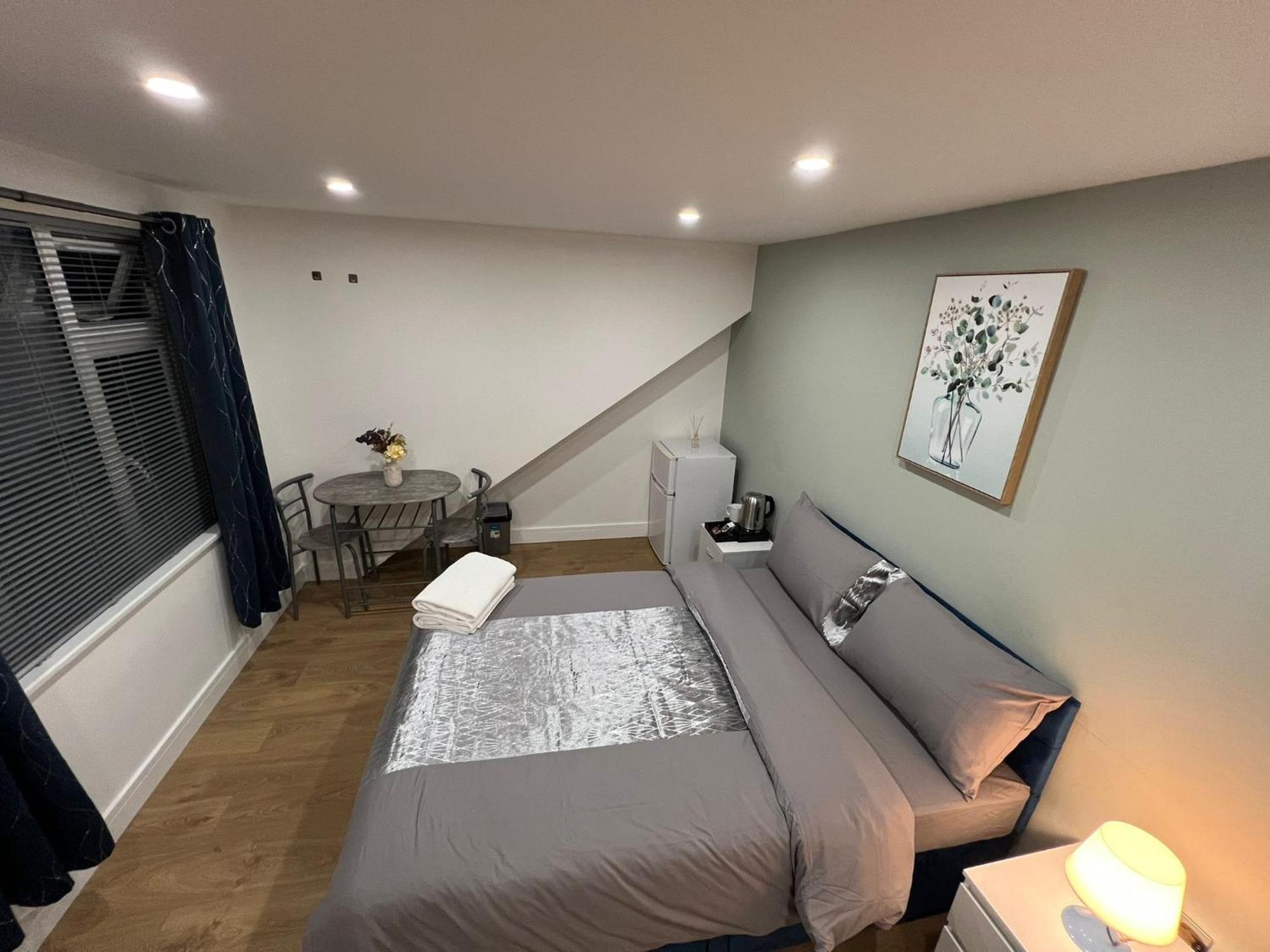 Modern Suite 1 Feltham Exterior photo