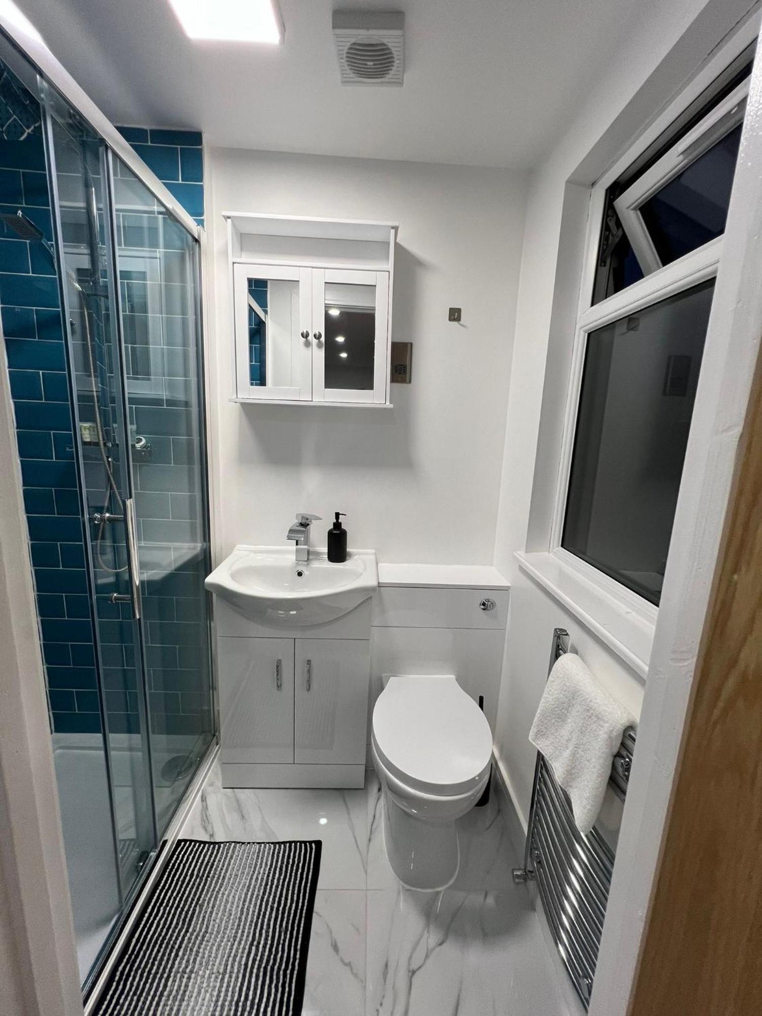 Modern Suite 1 Feltham Exterior photo